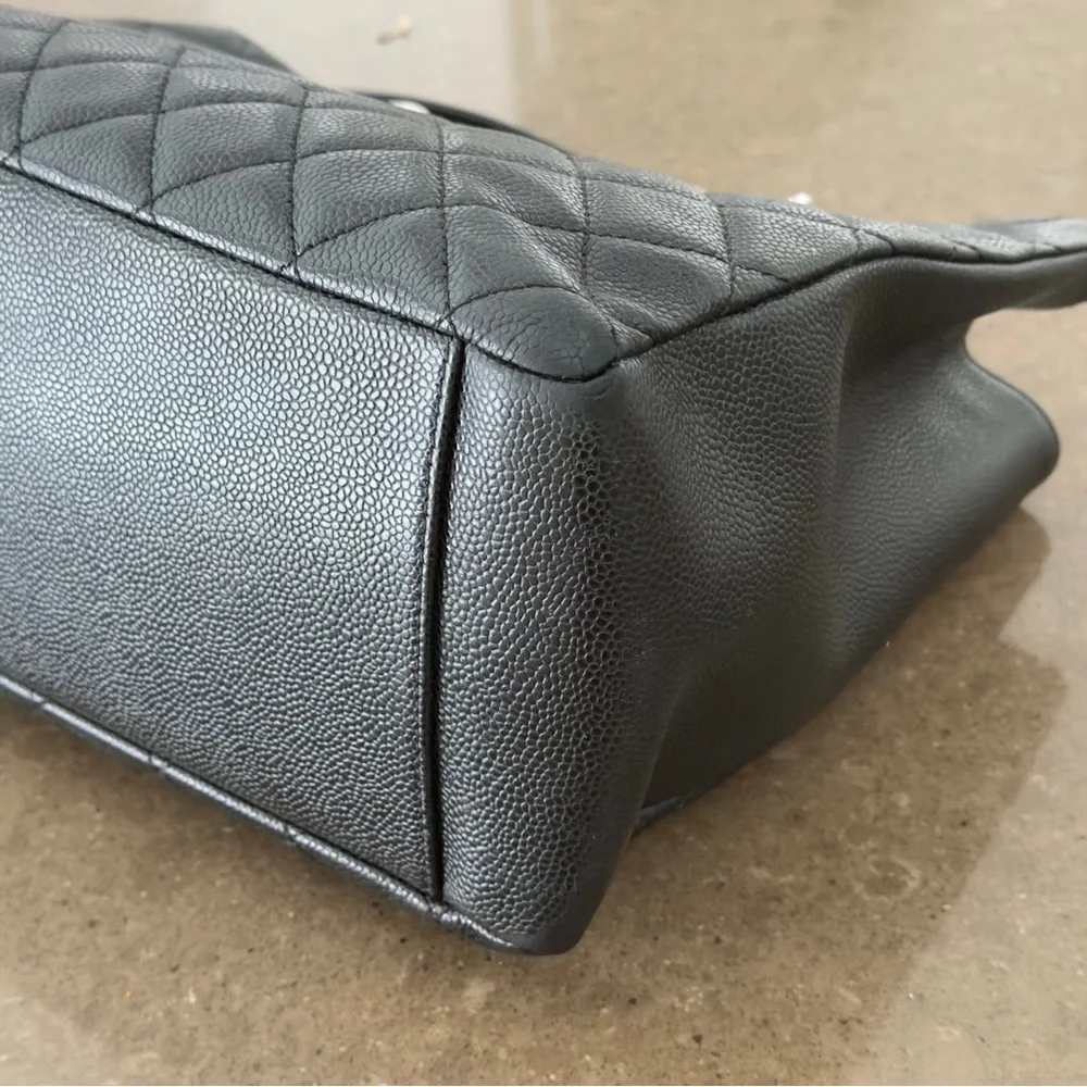CHANEL Black Quilted Caviar Leather Shoulder Bag with Silver Hardware